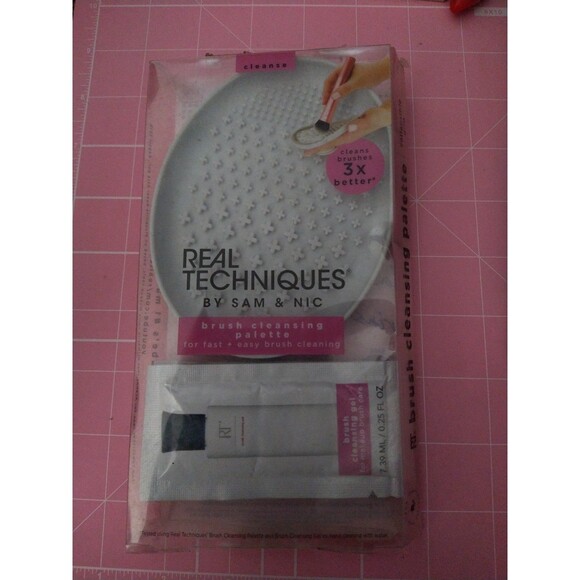 Makeup Brush Cleaning Palette - Picture 1 of 1